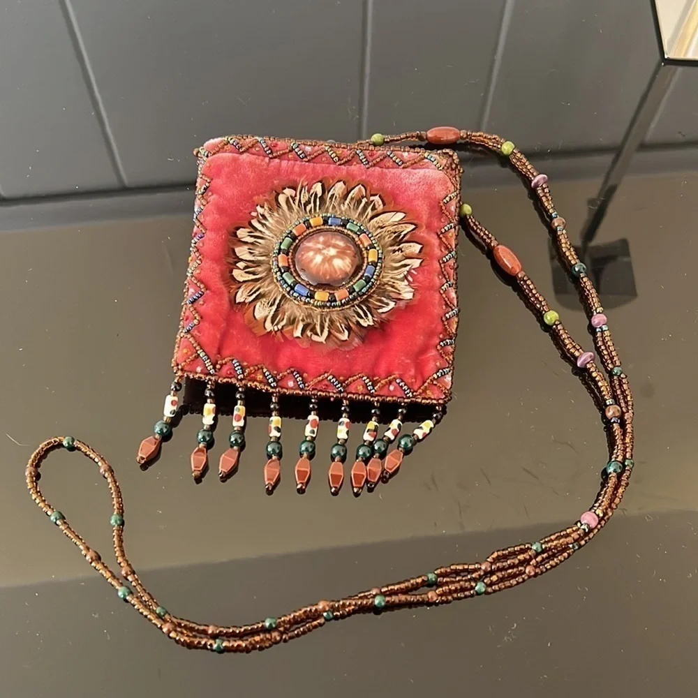 Hobo velvet pouch with beaded shoulder strap - Picture 5 of 8